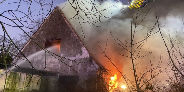 Leerstehendes Einfamilienhaus in Henstedt-Ulzburg durch Feuer zerstört